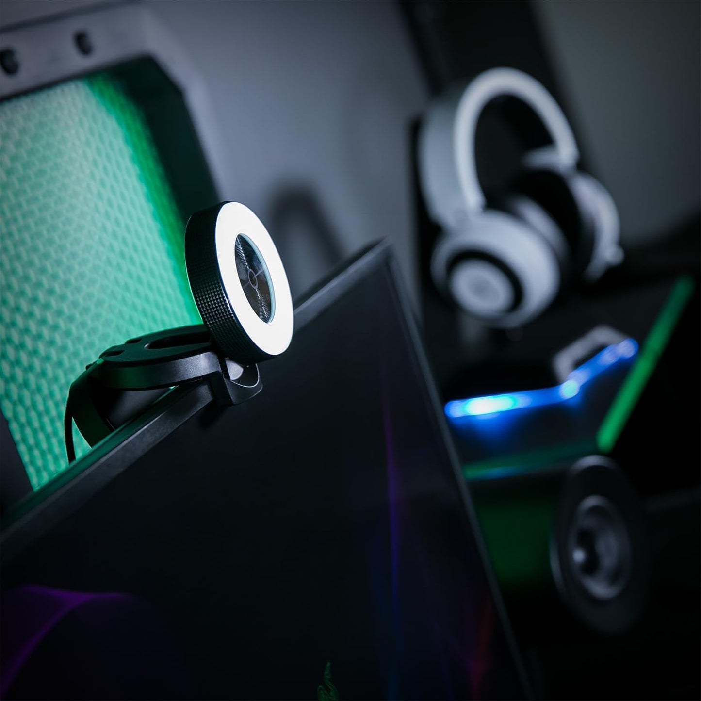 Razer Kiyo - Streaming Camera with Ring Lighting (USB Webcam, HD Video 720P, 60 FPS, Compatible with Open Broadcaster Software, Xsplit, Autofocus, Camera Clip, Tripod Connection) Black